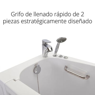 Primer plano de grifo cromado de llenado rápido de 2 piezas y rociador manual en una bañera de acceso lateral Ella con barra de apoyo