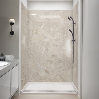 Cabina de ducha accesible Ella con paneles de pared Marble Sands, barra deslizante negra mate, teleducha y base blanca de umbral bajo