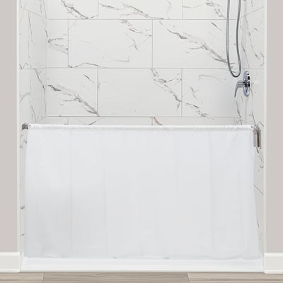 Rideau blanc pour aidant sur barre chromée au-dessus de la base de douche accessible d'Ella avec murs d'enceinte effet marbre et douchette à main