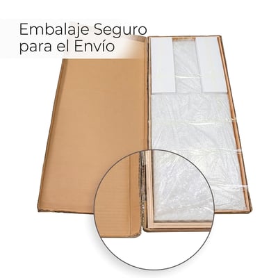 Caja de cartón abierta que revela los paneles de pared de ducha Ella envueltos en plástico de burbujas y acolchado de espuma para una entrega segura
