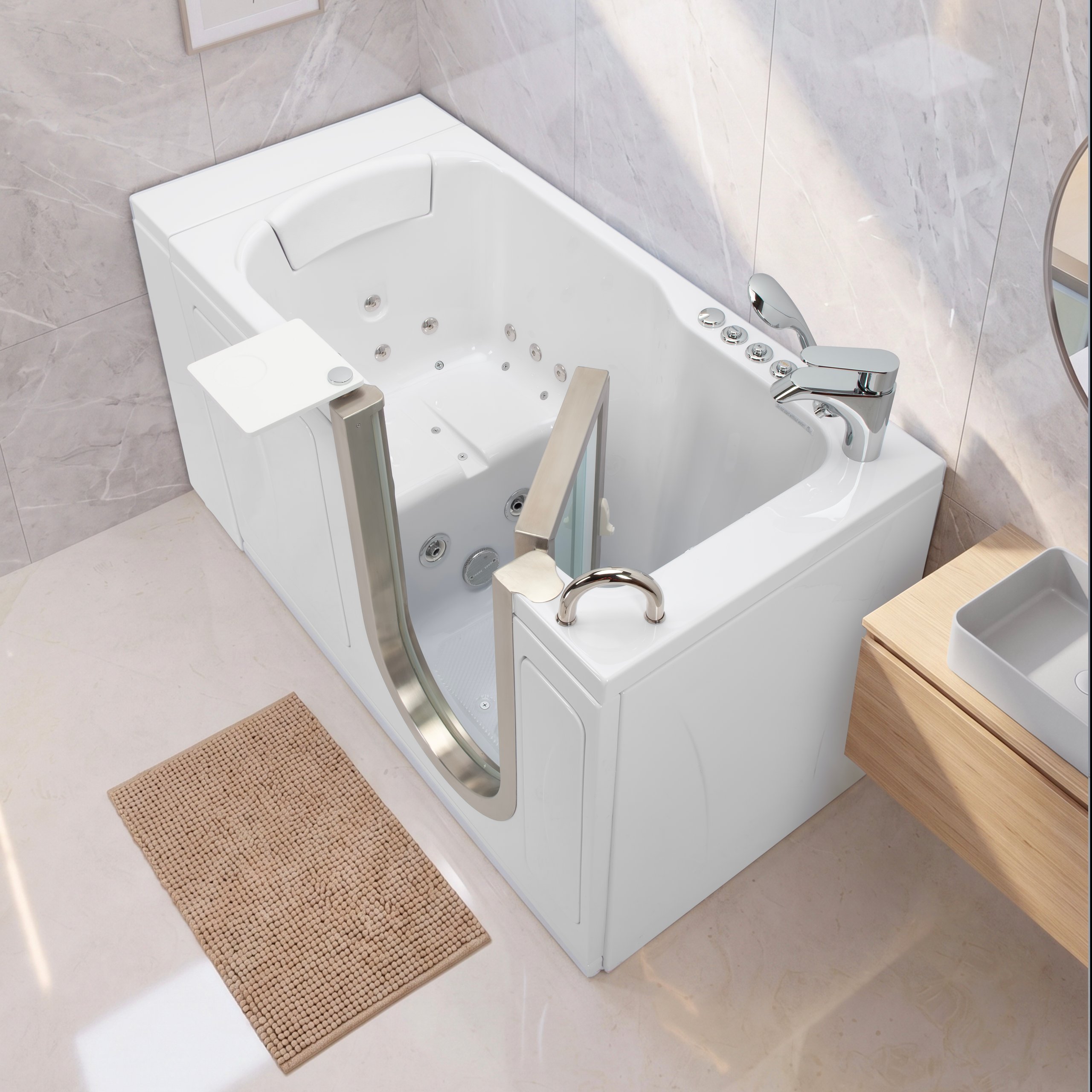 Bañera con puerta Ella Petite instalada en un luminoso baño de mármol