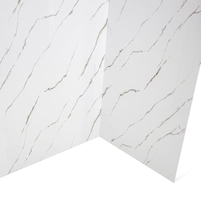 Vista de esquina de dos paneles del kit de pared de ducha acrílicos Calacatta Gold con aspecto de mármol blanco y vetas doradas