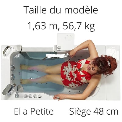 Vue de dessus d’une femme se relaxant dans la baignoire à porte Ella Petite avec jets hydromassants, siège de 19 po, adaptée pour 5'4" et 125 lb
