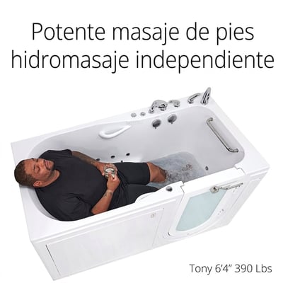 Hombre corpulento relajándose con los ojos cerrados sosteniendo una bebida en una bañera de acceso Ella disfrutando de los chorros de hidromasaje para pies
