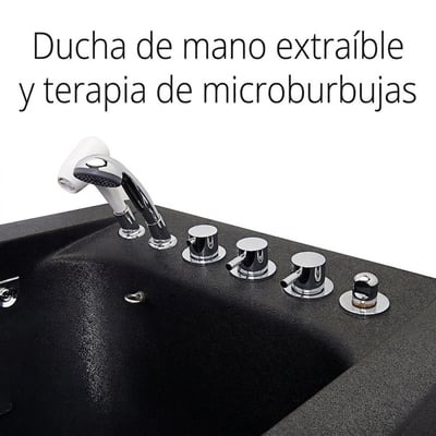 Primer plano de los mandos de control cromados y la ducha de mano extraíble en la repisa de una bañera negra con puerta y sistema de terapia de microburbujas