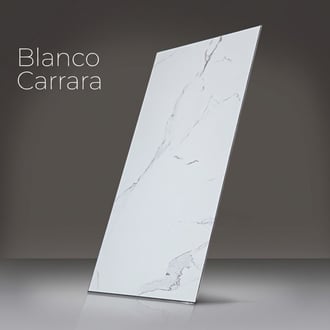 Panel de pared de ducha con aspecto de mármol blanco Carrara con vetas grises mostrado como una losa inclinada independiente