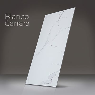 Panel de pared de ducha con aspecto de mármol blanco Carrara con vetas grises mostrado como una losa inclinada independiente