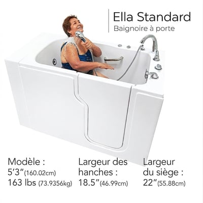 Femme âgée riant tout en utilisant une douchette à main dans la baignoire à porte Ella Standard avec robinetterie chromée et jets