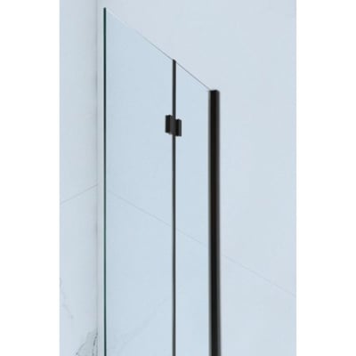 Gros plan de la quincaillerie noir mat sur une porte de baignoire pliante sans cadre avec panneaux en verre trempé transparent, devant du carrelage marbre
