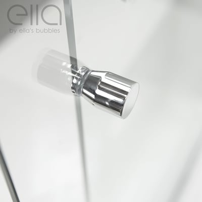 Gros-plan d’une poignée de porte en chrome poli sur une porte de douche coulissante avec cadre Ella’s Bubbles en verre transparent
