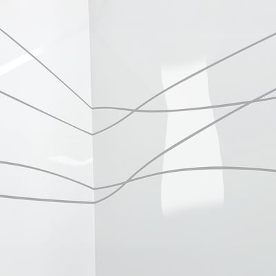 Primer plano de los paneles de pared de ducha de acrílico blanco brillante con sutiles líneas de acento onduladas del kit de pared de ducha de 3 piezas FlowState