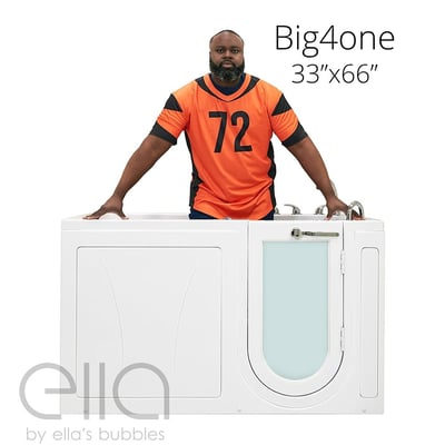 Hombre corpulento con camiseta naranja detrás de la bañera con puerta Ella Big4One de 84 × 168 cm con puerta de apertura exterior mostrando la escala de tamaño bariátrico