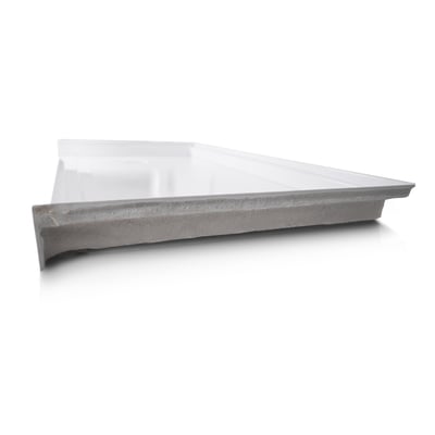Vue latérale du receveur de douche accessible en fauteuil roulant en acrylique Ella montrant l'entrée à seuil bas et le dessous renforcé en fibre de verre