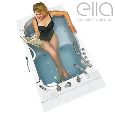 Mujer de mediana edad leyendo un libro mientras se relaja en la bañera de acceso lateral Ella Transfer XXL con chorros de aire y barras de apoyo de acero inoxidable