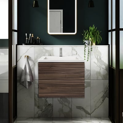 Meuble-lavabo de salle de bain mural Ella Walnut avec lavabo blanc, murs en carreaux de marbre et miroir LED d’accentuation