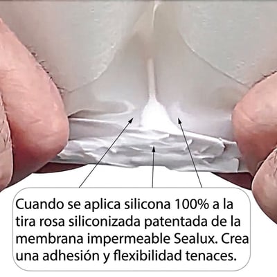 Primer plano de unas manos estirando la membrana impermeable Sealux, mostrando la adhesión de silicona al 100 % y la flexibilidad para la instalación de la bañera con puerta.