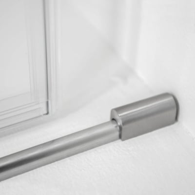 Gros plan du support de barre de renfort murale en acier inoxydable sur le cadre de la porte de douche coulissante en verre trempé Ella Primo
