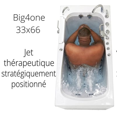 Homme se relaxant les mains derrière la tête dans la baignoire à porte Ella Big4One 84 x 168 cm avec jets de massage hydro thérapeutiques actifs