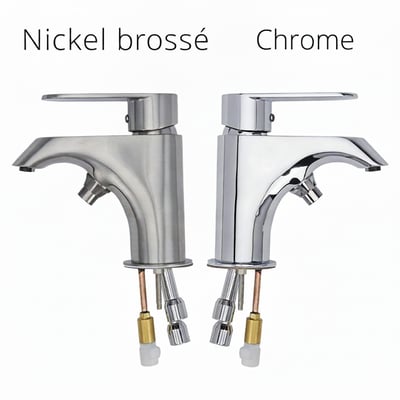 Comparaison côte à côte du robinet à levier unique Ella en finitions nickel brossé et chrome, avec flexibles d’alimentation visibles