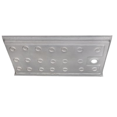 Gros plan du dessous du receveur de douche accessible en fauteuil roulant en acrylique Ella montrant le renfort en fibre de verre et les orifices d'évacuation