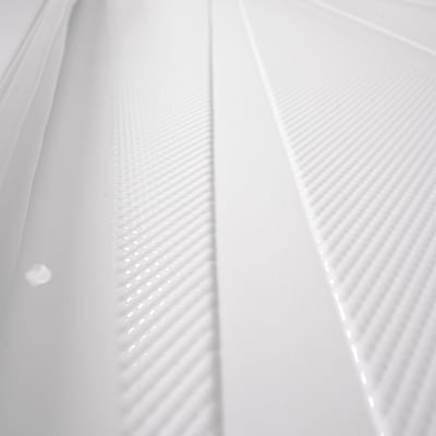 Gros plan de la surface antidérapante texturée sur le receveur de douche en acrylique Ella avec seuil bas de 3