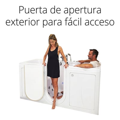 Mujer entrando en la bañera de acceso lateral de dos plazas Ella Big4Two por la puerta de apertura hacia fuera mientras un hombre se relaja dentro
