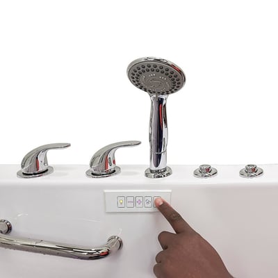 Mano pulsando un botón del panel de control de la bañera con puerta Ella Big4One con grifería cromada, ducha de mano y barra de apoyo