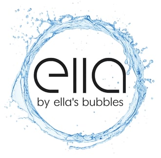 Logo de la marque Ella by Ella’s Bubbles entouré d’une éclaboussure d’eau bleue dynamique sur fond blanc