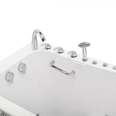 Primer plano de grifería cromada, ducha de mano, barra de apoyo y controles de jets en la cubierta de la bañera con puerta Ella