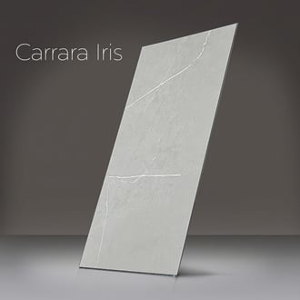 Panneau mural de douche Carrara Iris en finition marbre gris clair avec veinage blanc, idéal pour les douches accessibles