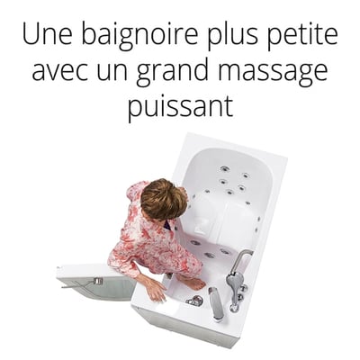 Femme âgée entrant dans la baignoire à porte compacte Ella Mobile avec deux jets d’hydromassage et porte à ouverture vers l’extérieur