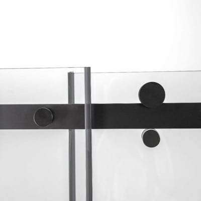 Primer plano de los herrajes de la puerta corredera en negro mate y los pomos redondos en la puerta corredera de ducha de vidrio templado Ella Primo
