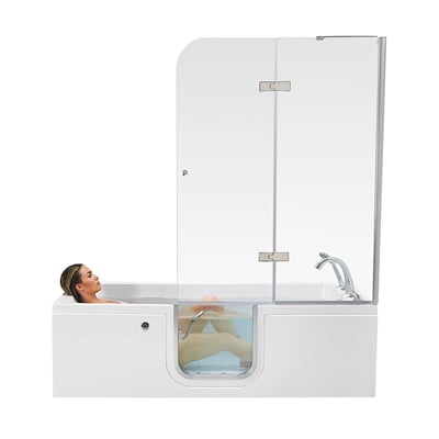 Femme se relaxant en position inclinée dans une baignoire à porte allongée 32x72 d’Ella's Bubbles avec paroi de douche en verre