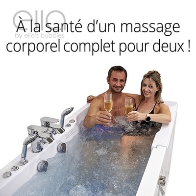 Couple trinquant avec des coupes de champagne tout en profitant d’un hydromassage dans la baignoire à porte Ella Big4Two deux places