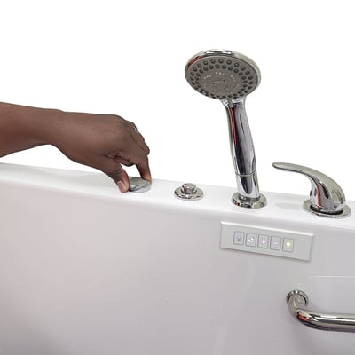 Mano pulsando un botón de control en la bañera con puerta Ella con ducha de mano, grifería y barra de apoyo accesible