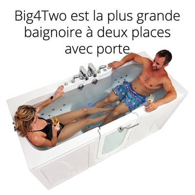 Couple se relaxant ensemble avec du champagne dans la plus grande baignoire à porte Ella Big4Two deux places avec hydrojets