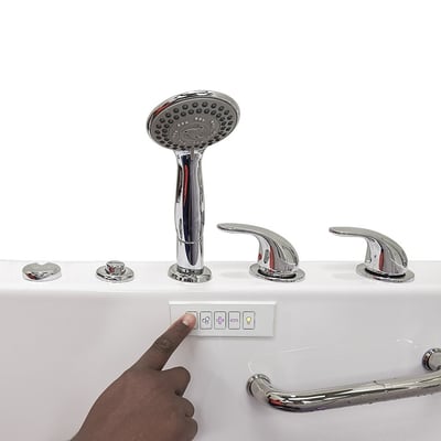Mano pulsando el panel de control táctil de una bañera con puerta Ella con grifería cromada, ducha de mano y barra de apoyo
