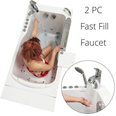 Femme assise dans une baignoire à porte Ella Petite profitant des jets d’hydrothérapie avec robinet à remplissage rapide 2 pièces et douchette à main, gros plan