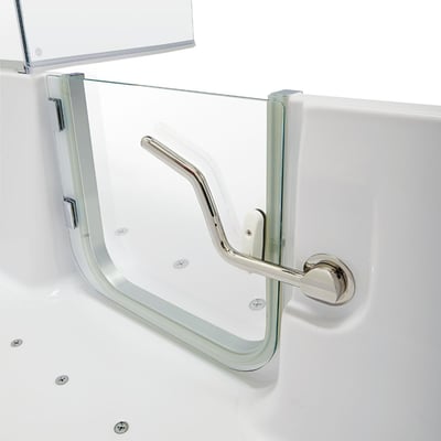 Gros plan sur la porte en verre transparent à ouverture vers l’intérieur avec barre d’appui polie sur une baignoire à porte allongée en acrylique Ella