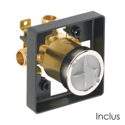 Gros plan sur le corps de valve universelle de douche à haut débit Delta R10000-UNBXHF avec raccords en laiton et support de montage