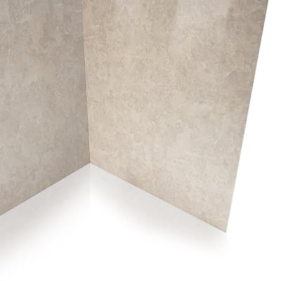 Vista en esquina de paneles de pared de ducha acrílicos de arenisca beige que forman un kit de revestimiento continuo de dos paredes