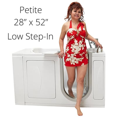 Femme en maillot de bain à fleurs rouges debout à côté de la baignoire à porte Ella Petite 28x52 avec seuil d’accès bas
