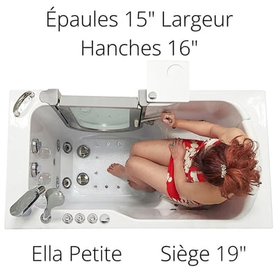 Vue de dessus d’une femme assise dans la baignoire à porte Ella Petite montrant une largeur d’épaules de 15 po et un siège de 19 po