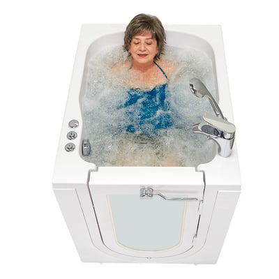 Femme âgée se relaxant dans une baignoire à porte Ella à entrée frontale avec porte battante vers l’extérieur et jets d’hydromassage actifs