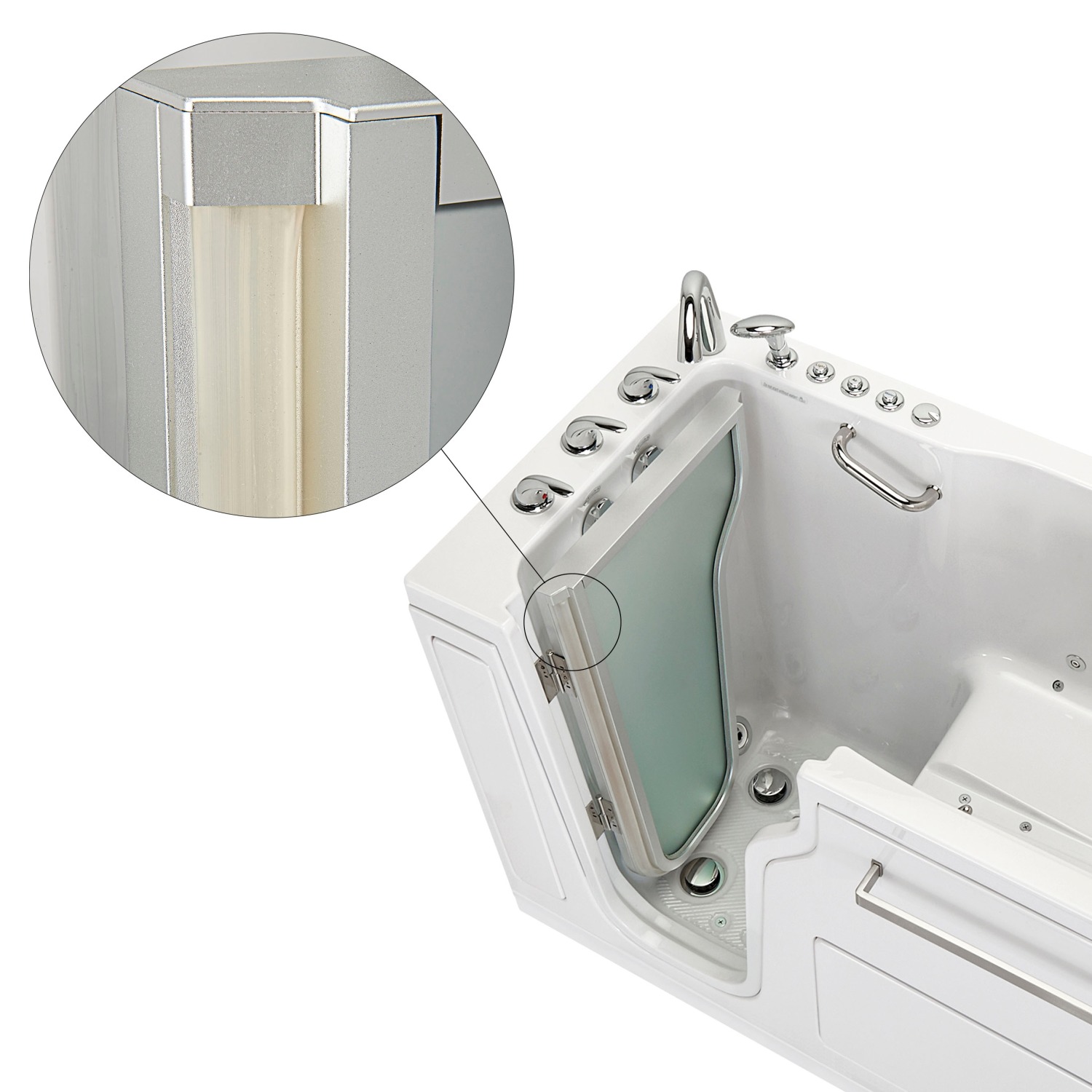 Primer plano del sello hermético de la puerta de una bañera con puerta Ella Ultra con grifería cromada y barra de apoyo
