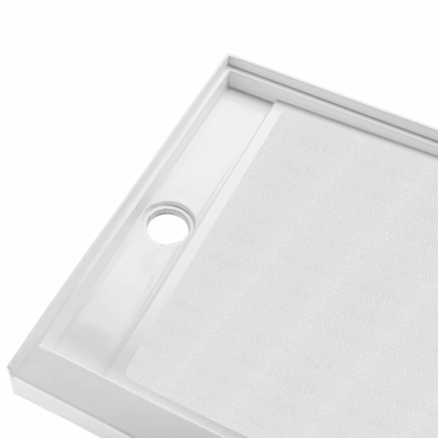 Primer plano del plato de ducha de mármol cultivado blanco con superficie de suelo texturizada antideslizante y abertura de desagüe lateral