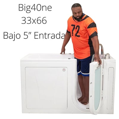 Hombre corpulento entrando en la bañera con puerta Ella Big4One de 84 × 168 cm a través del escalón bajo de 13 cm con puerta de apertura exterior
