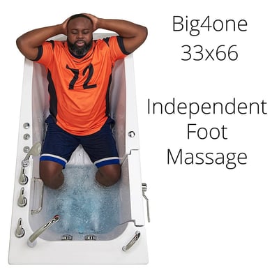 Hombre relajado con las manos detrás de la cabeza en la bañera con puerta Ella Big4One de 84 × 168 cm con masaje independiente de pies activo