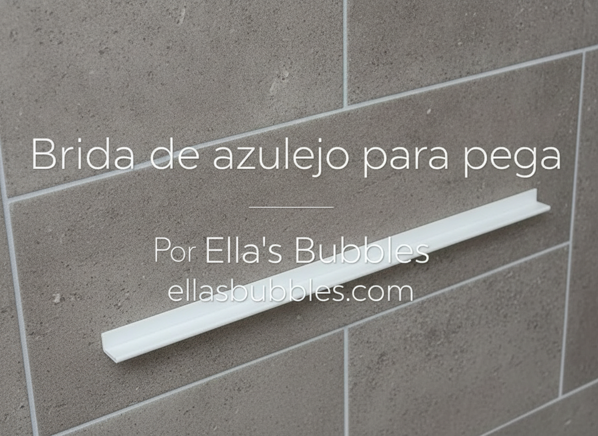 Reborde blanco para azulejos pegado sobre una pared de azulejos grises en el borde de una bañera con puerta Ella