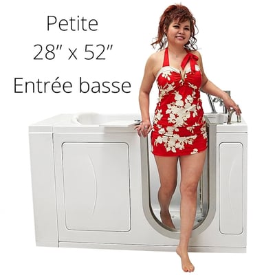 Femme en maillot de bain à fleurs rouges debout à côté de la baignoire à porte Ella Petite 28x52 avec seuil d’accès bas